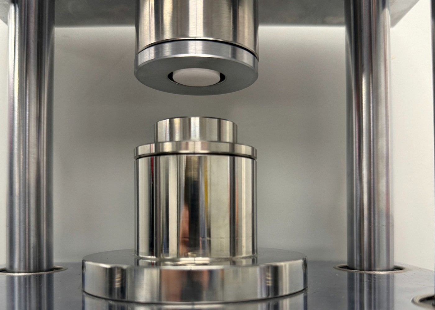 Precision coin-cell crimping equipment